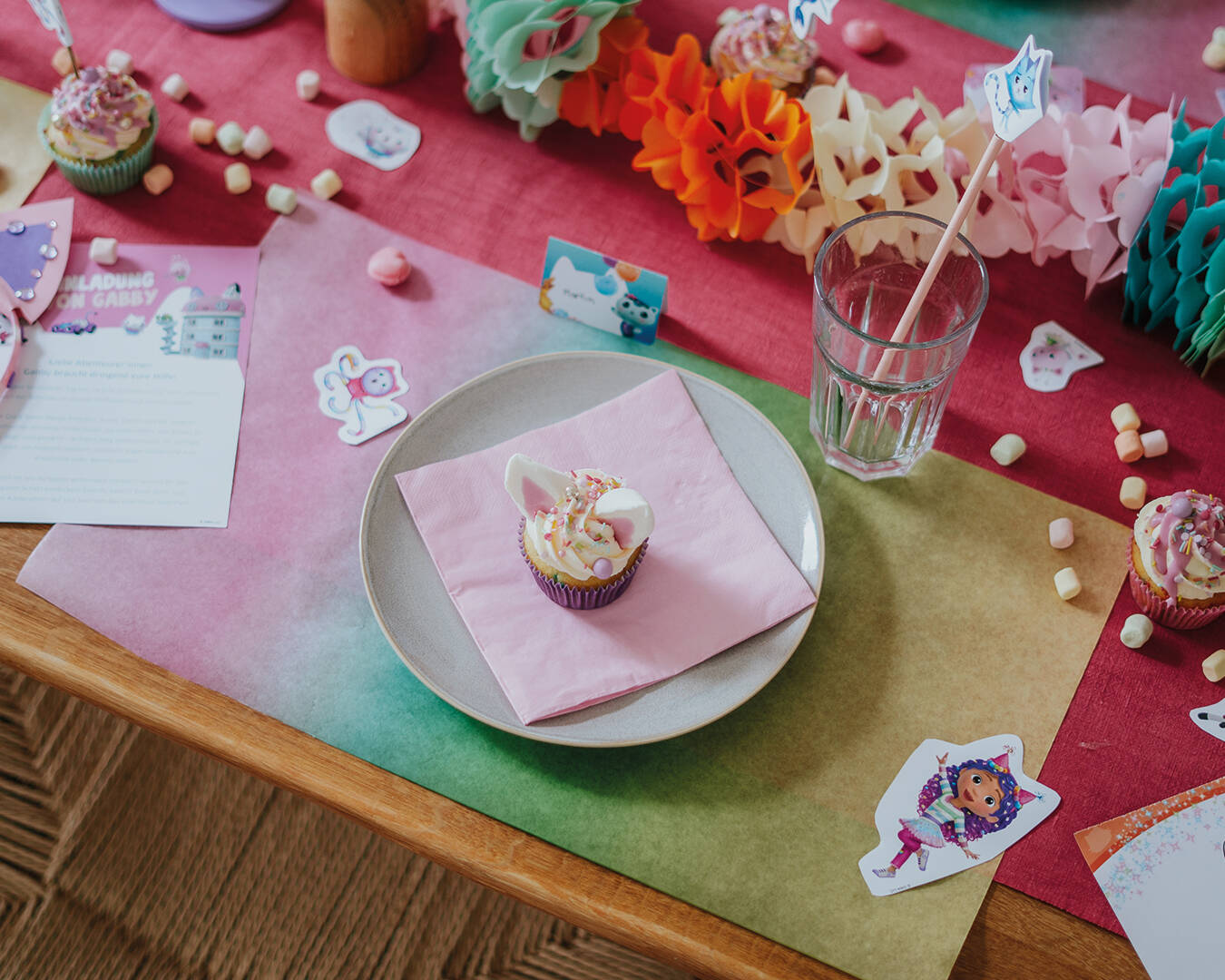 Bunt geschmückter Tisch mit Muffins und Gabby's Dollhouse Basteleien