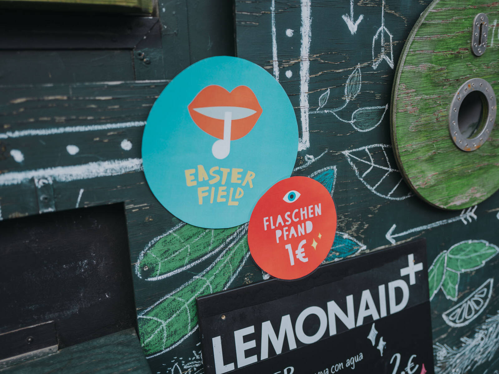 Easterfield Poster in Rund an Lemonaid Getränke Wagen