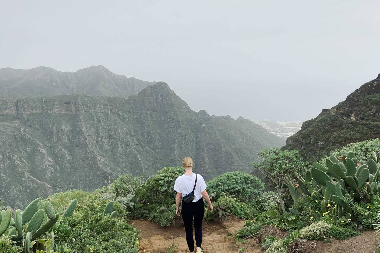 Lea wandert in den Bergen von Teneriffa