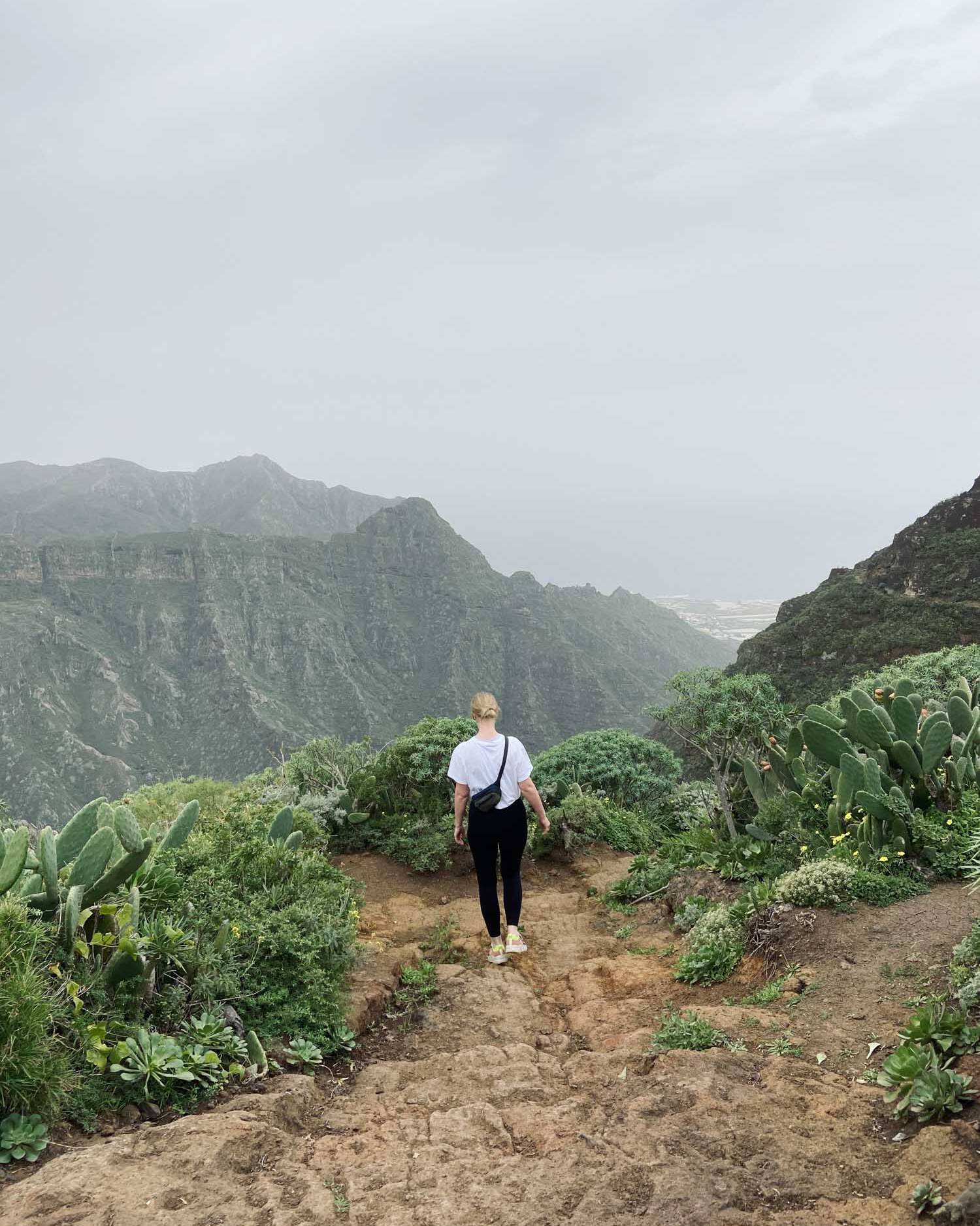 Lea wandert in den Bergen von Teneriffa